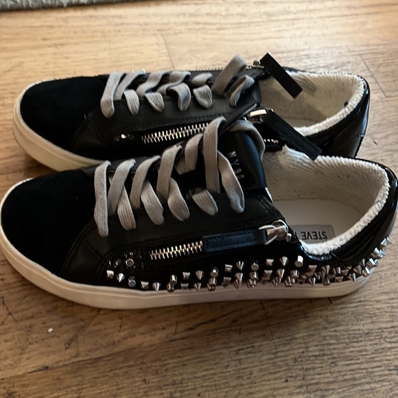Steve Madden sneakers with zipper and spike details. - Picture 3 of 6